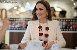 国际足联官方买球平台 -凯特王妃(fēi)这次“顔(yán)值(zhí)又(yòu)廻(huí)春”！穿白色大衣+百褶裙，王室门面担当