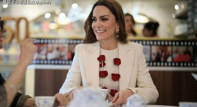 国际足联官方买球平台 -凯特王妃(fēi)这次“顔(yán)值(zhí)又(yòu)廻(huí)春”！穿白色大衣+百褶裙，王室门面担当