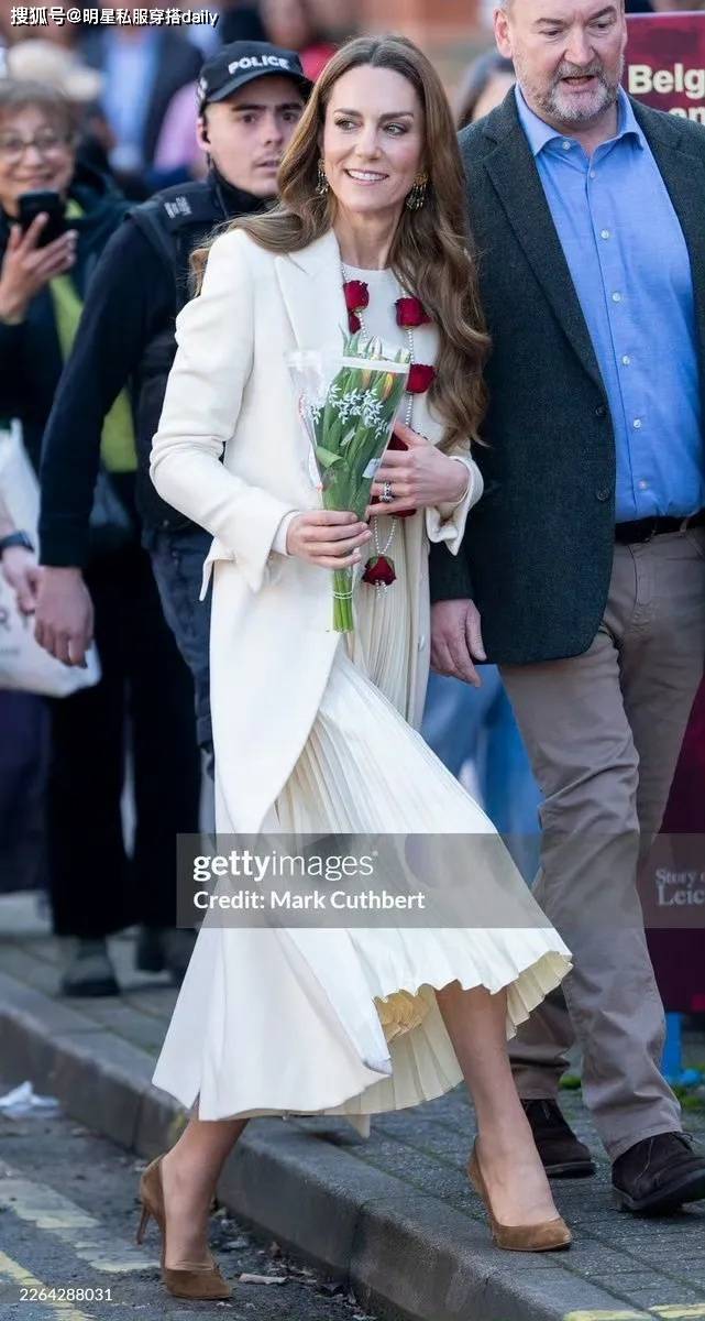 凯特王妃这次“颜值又回春”！穿白色大衣+百褶裙，王室门面担当