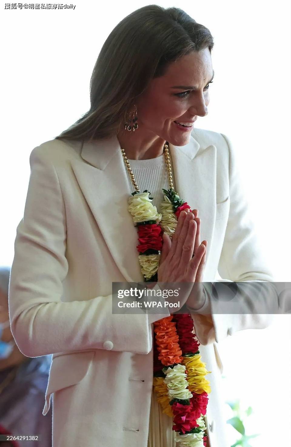 凯特王妃这次“颜值又回春”！穿白色大衣+百褶裙，王室门面担当