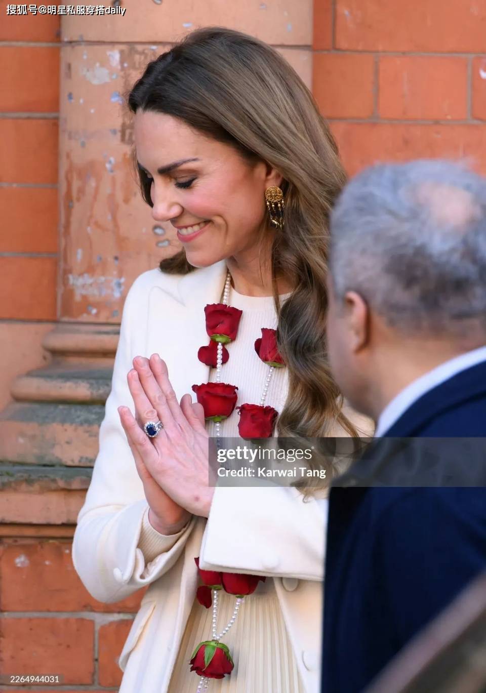 凯特王妃这次“颜值又回春”！穿白色大衣+百褶裙，王室门面担当