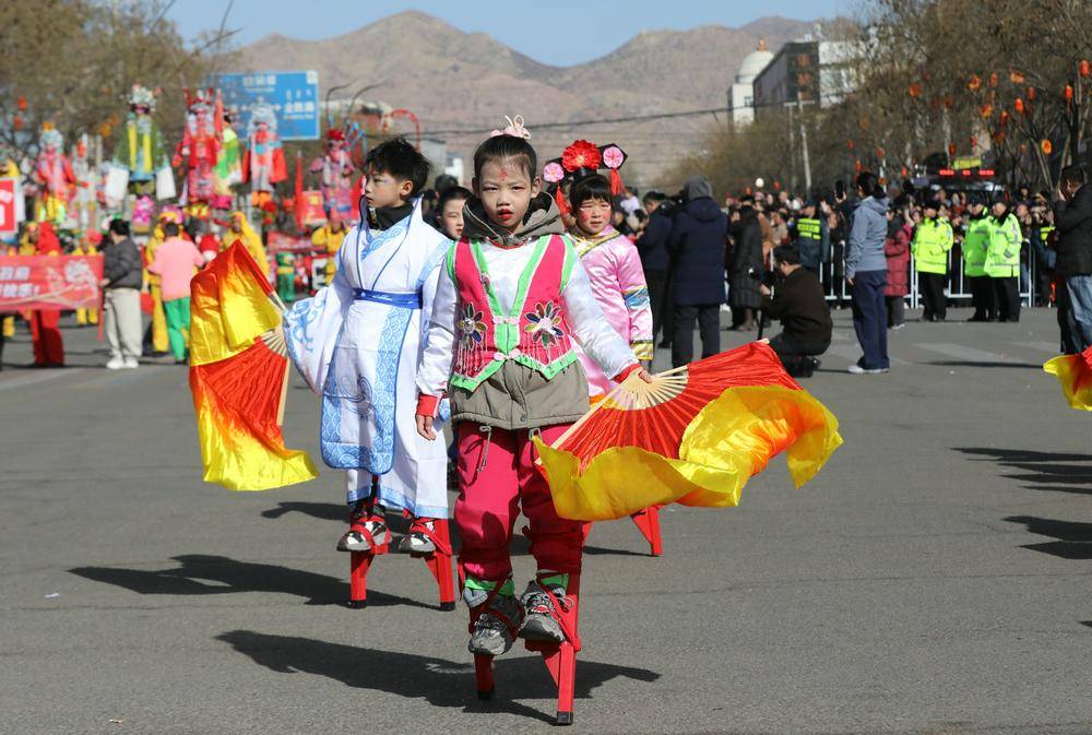 呼和浩特土左旗：元宵社火巡游启幕 23支队伍盛装亮相气势如虹