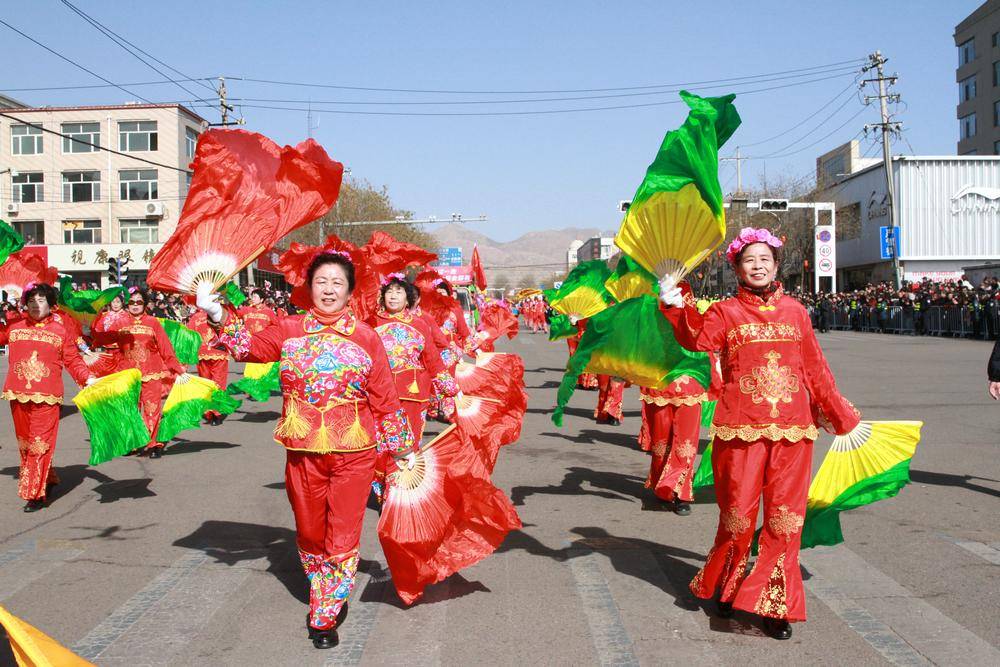 呼和浩特土左旗：元宵社火巡游启幕 23支队伍盛装亮相气势如虹