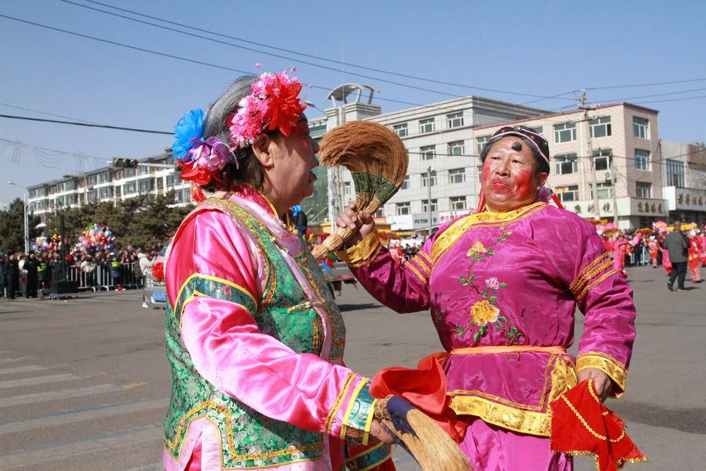 呼和浩特土左旗：元宵社火巡游启幕 23支队伍盛装亮相气势如虹