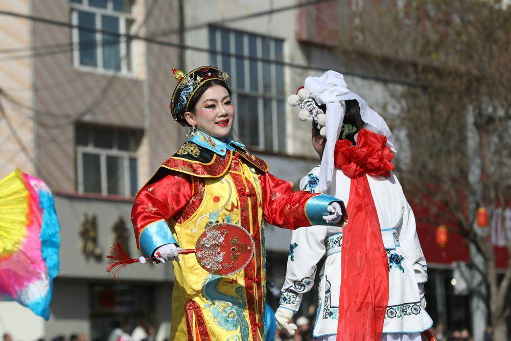 呼和浩特土左旗：元宵社火巡游启幕 23支队伍盛装亮相气势如虹