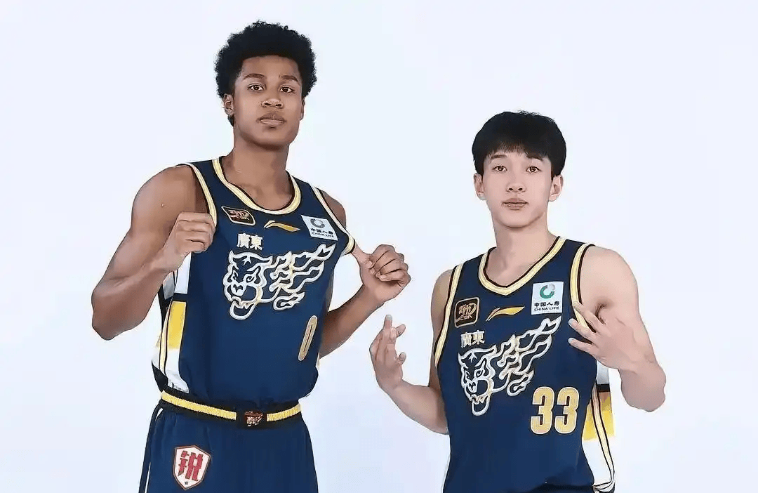 又一广东宏远弃将崛起！中国男篮20岁混血新星闪耀：砍28+11+5
